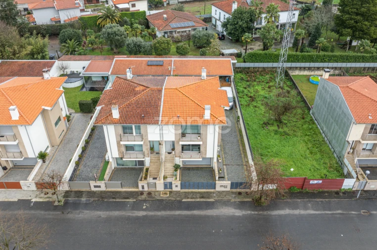 Moradia T3 para Venda em Mire de Tibães Foto 6