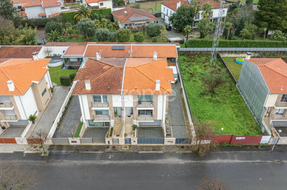 Moradia T3 para Venda em Mire de Tibães Foto 6