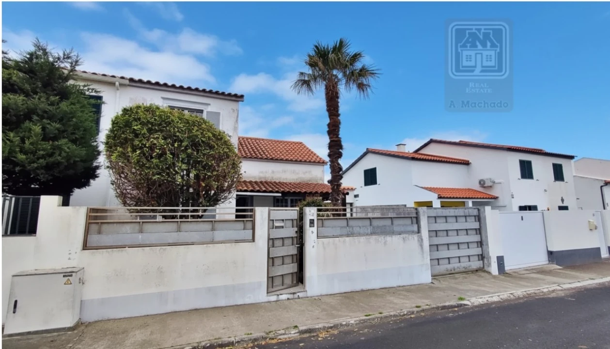 Moradia T3 para Venda em Pico da Pedra Foto 1