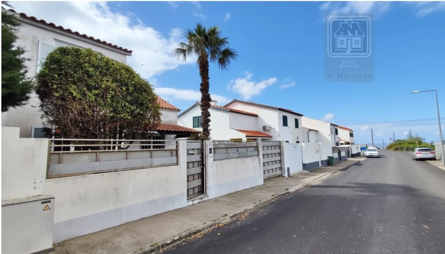 Moradia T3 para Venda em Pico da Pedra Foto 3