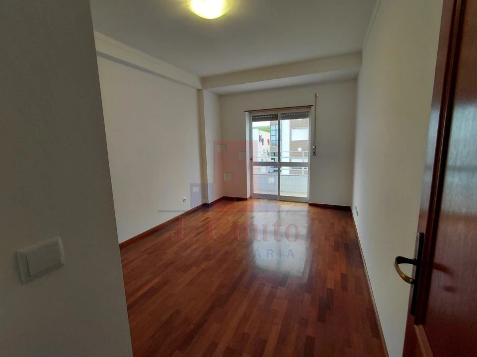 Apartamento T3 para Arrendamento em Nossa Senhora do Pópulo, Coto e São Gregório Foto 11