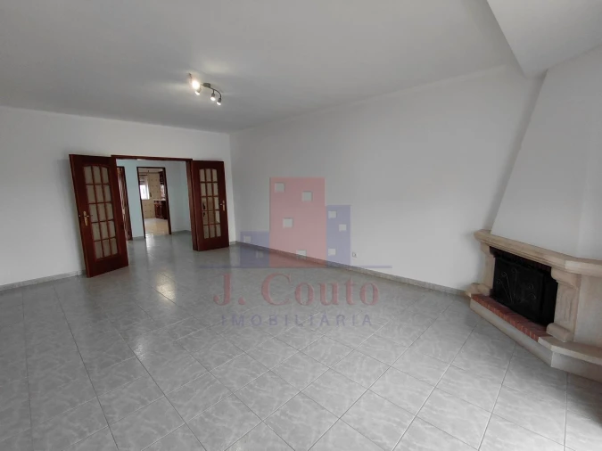 Apartamento T3 para Arrendamento em Nossa Senhora do Pópulo, Coto e São Gregório Foto 4