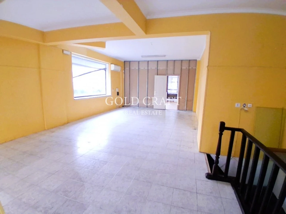 Loja para Arrendamento em Rio de Mouro Foto 1