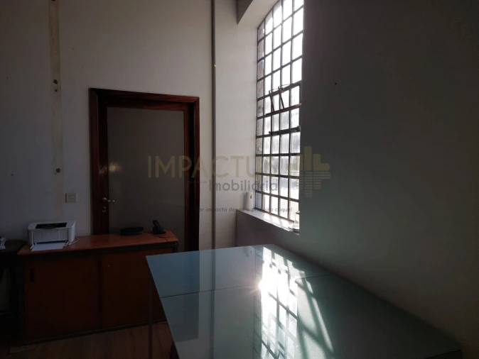 Loja para Arrendamento em Aveleda Foto 11