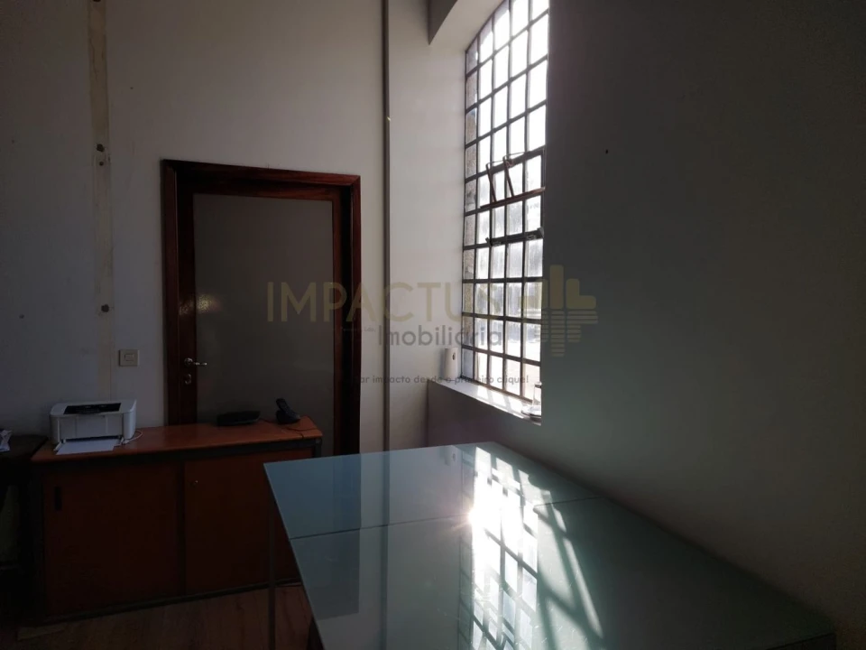Loja para Arrendamento em Aveleda Foto 11