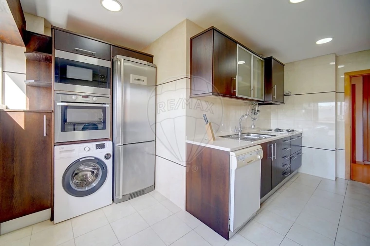 Apartamento T3 para Arrendamento em Venteira Foto 24