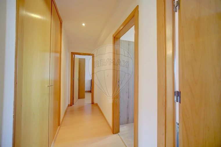 Apartamento T3 para Arrendamento em Venteira Foto 3