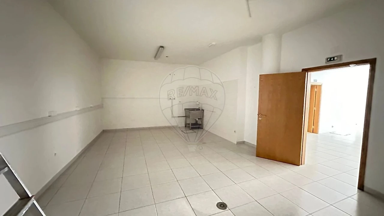 Loja para Venda em Rio Maior Foto 2