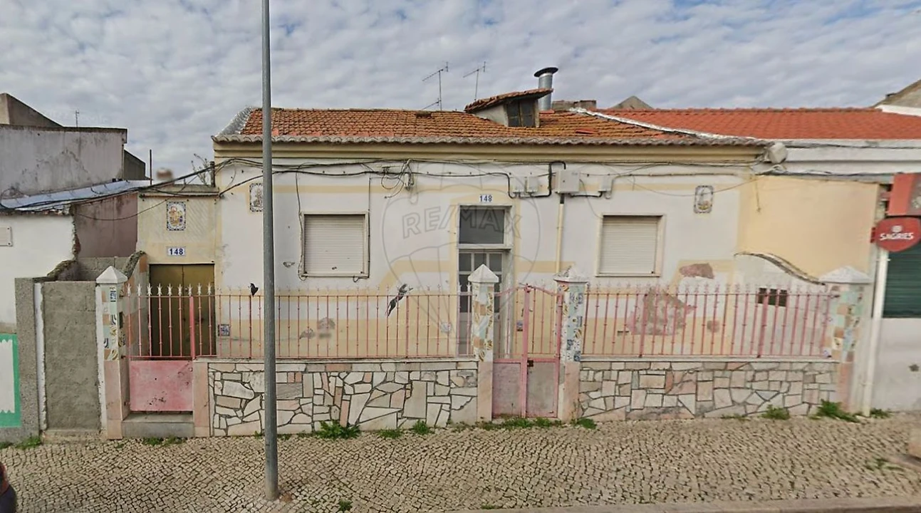 Moradia T2 para Venda em Campolide Foto 1