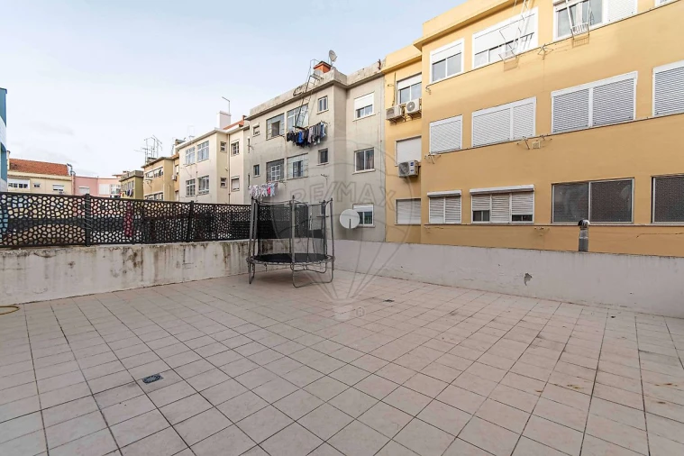 Apartamento T2 para Venda em Póvoa de Santo Adrião e Olival Basto Foto 13