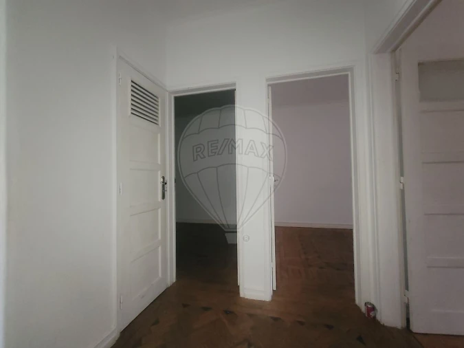 Apartamento T2 para Venda em Queluz e Belas Foto 3
