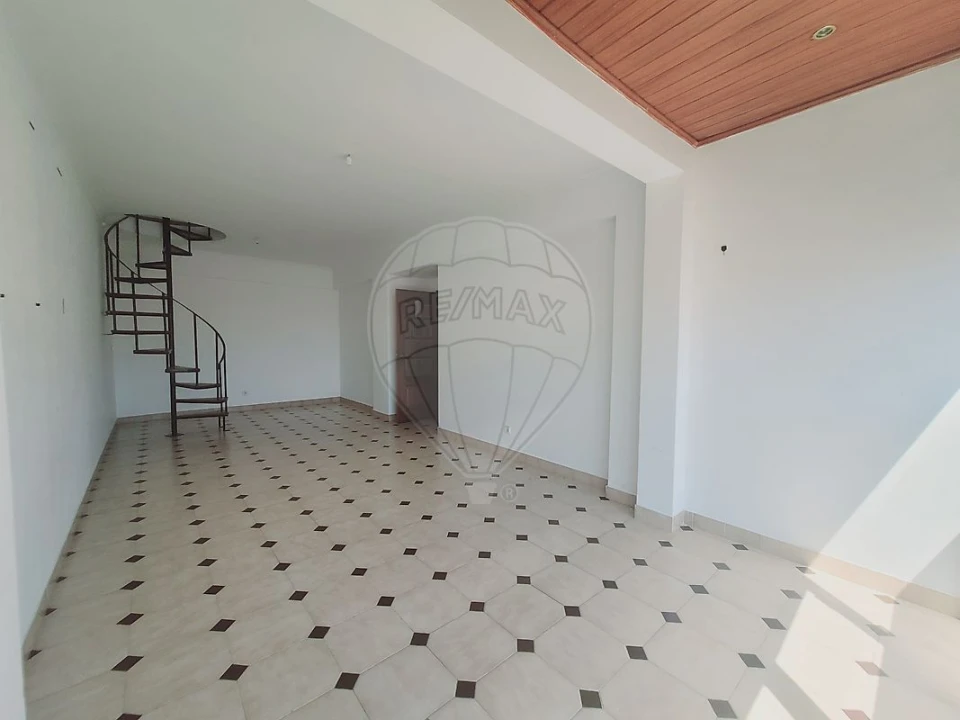 Apartamento T2 para Venda em Rio de Mouro Foto 2