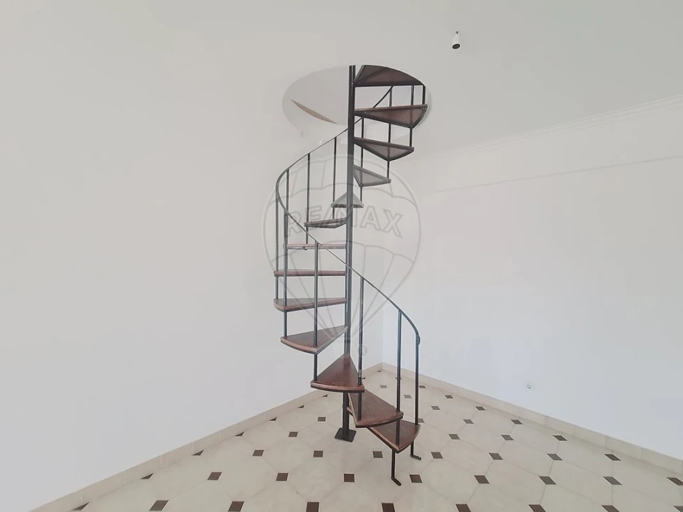 Apartamento T2 para Venda em Rio de Mouro Foto 3