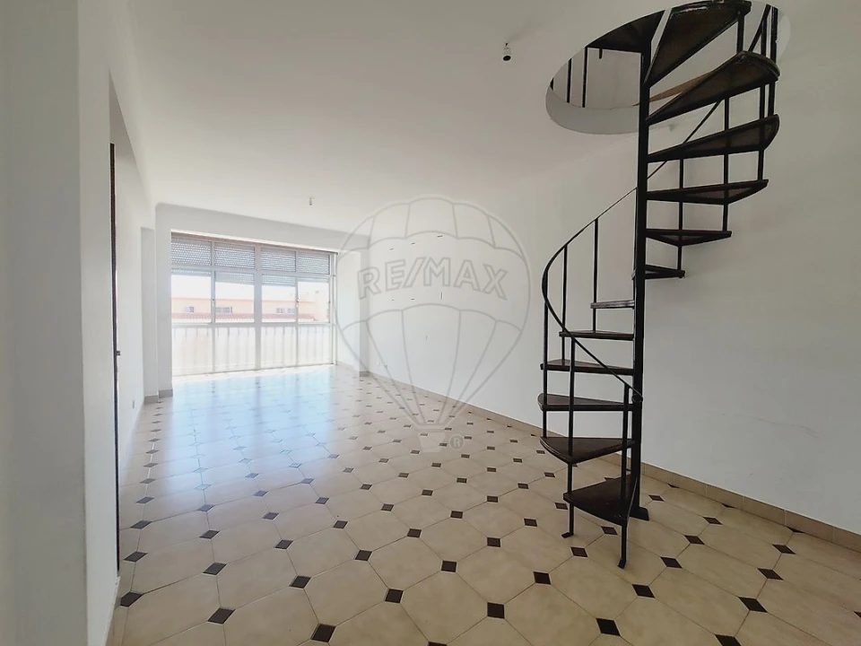 Apartamento T2 para Venda em Rio de Mouro Foto 4