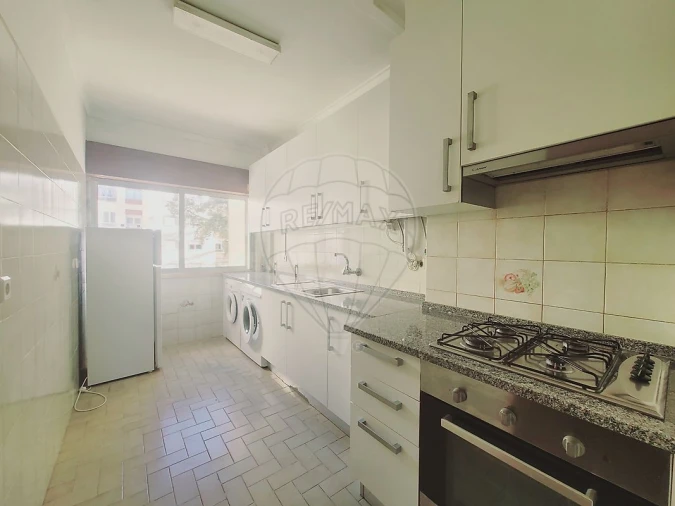 Apartamento T2 para Venda em Rio de Mouro Foto 2