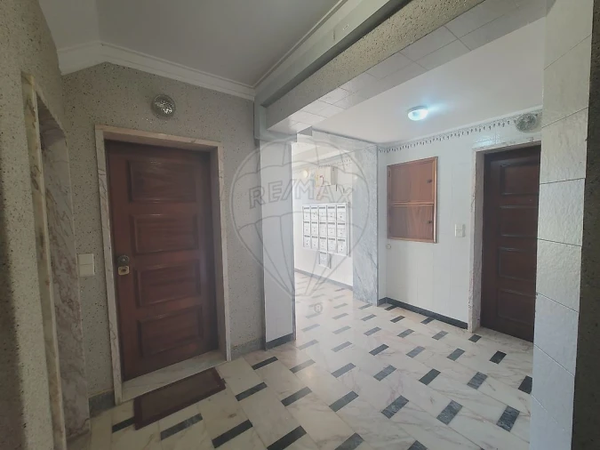 Apartamento T2 para Venda em Rio de Mouro Foto 9