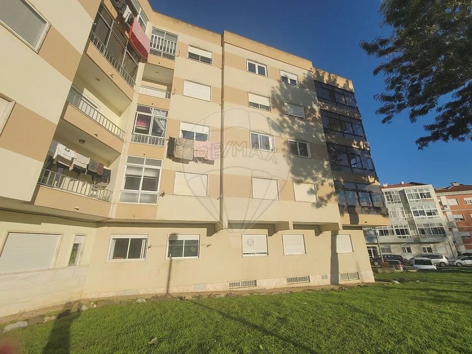 Apartamento T2 para Venda em Rio de Mouro Foto 7