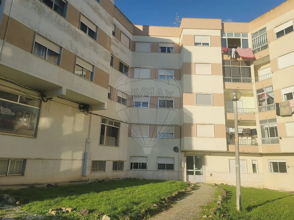 Apartamento T2 para Venda em Rio de Mouro Foto 2