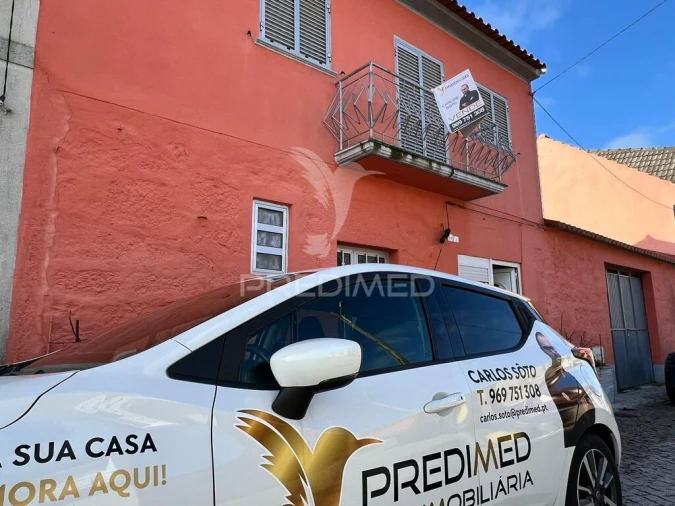 Moradia T4 para Venda em Chãs Foto 1