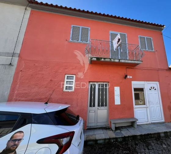 Moradia T4 para Venda em Chãs Foto 2