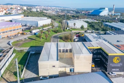 Armazém para Venda em Santa Iria de Azoia, São João da Talha e Bobadela