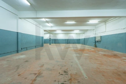 Armazém para Venda em Santa Iria de Azoia, São João da Talha e Bobadela