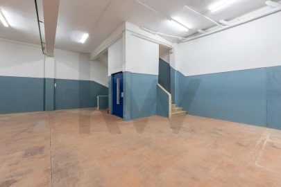 Armazém para Venda em Santa Iria de Azoia, São João da Talha e Bobadela