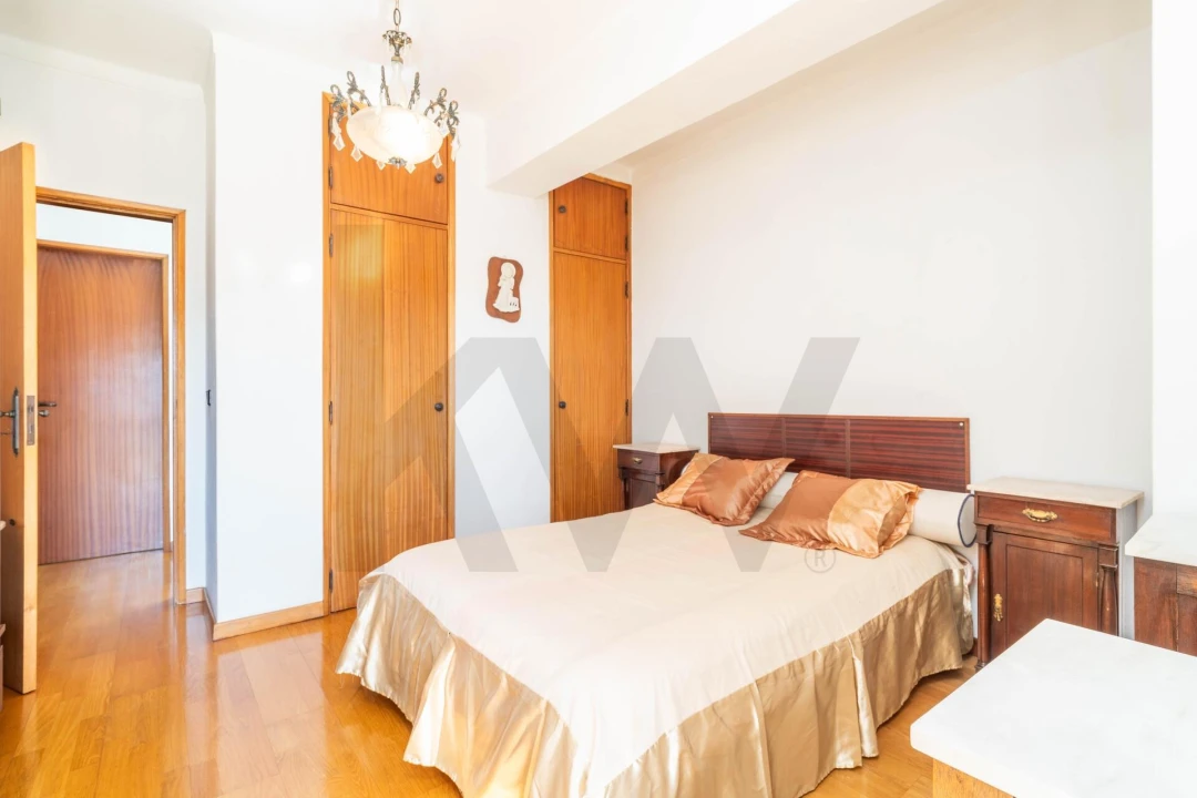 Apartamento T4 para Venda em Santo Antonio dos Olivais Foto 16