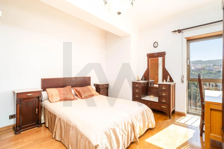 Apartamento T4 para Venda em Santo Antonio dos Olivais Foto 15