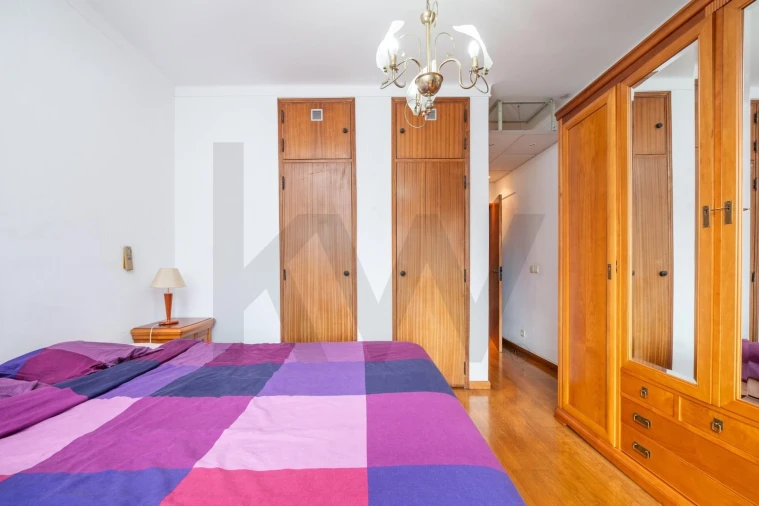 Apartamento T4 para Venda em Santo Antonio dos Olivais Foto 11