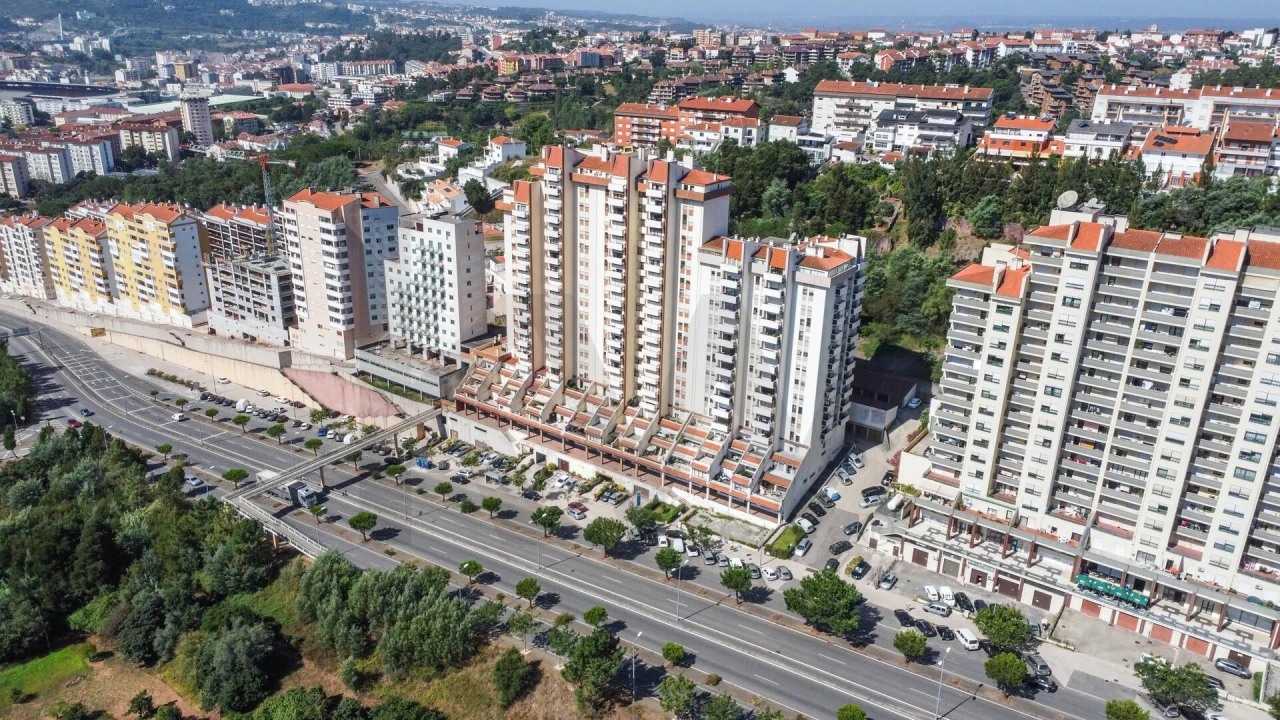 Apartamento T4 para Venda em Santo Antonio dos Olivais Foto 48