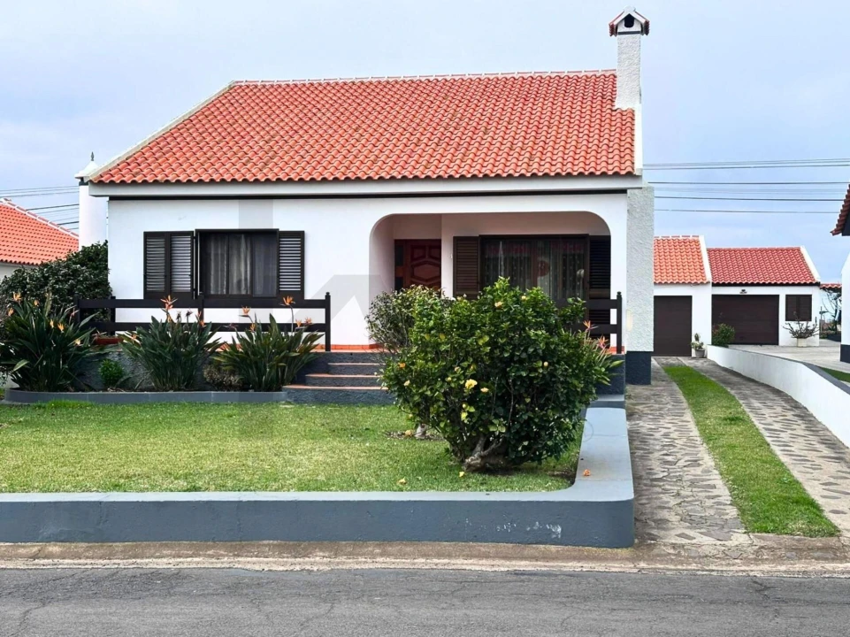 Moradia T4 para Venda em Vila do Porto Foto 1