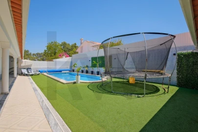 Moradia T4 para Venda em Corroios