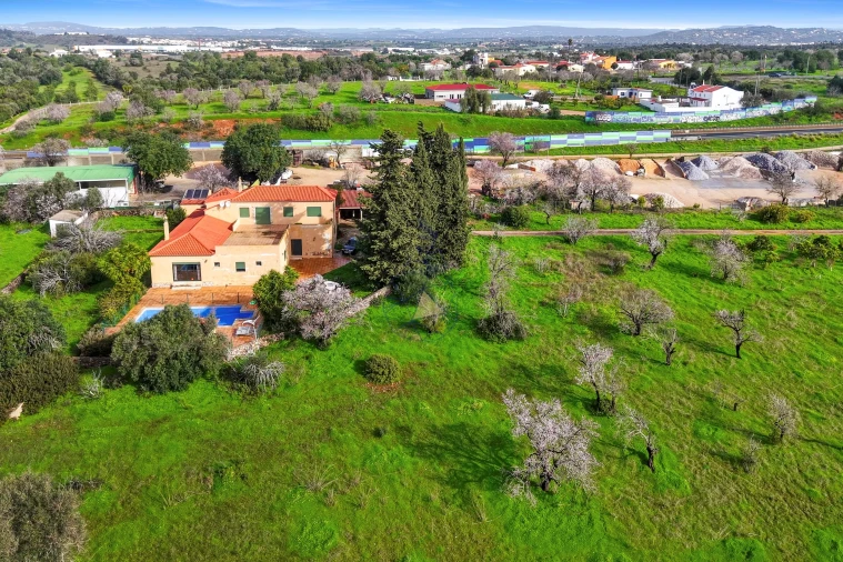 Moradia T5 para Venda em Guia Foto 32