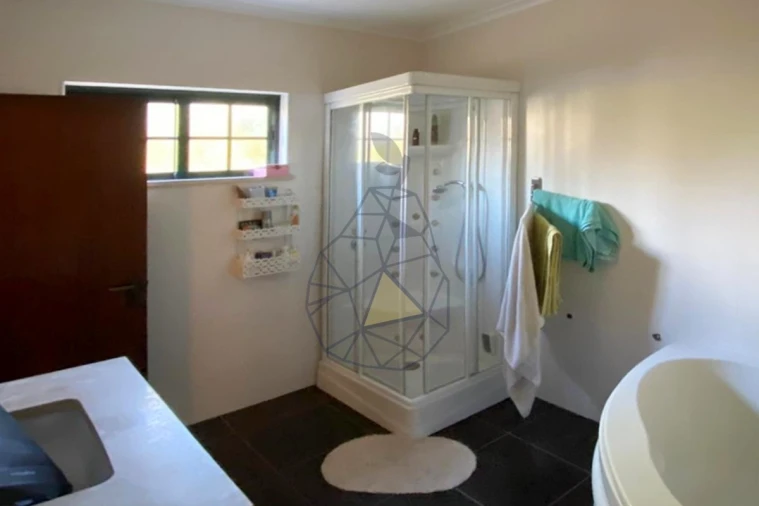 Moradia T5 para Venda em Guia Foto 18