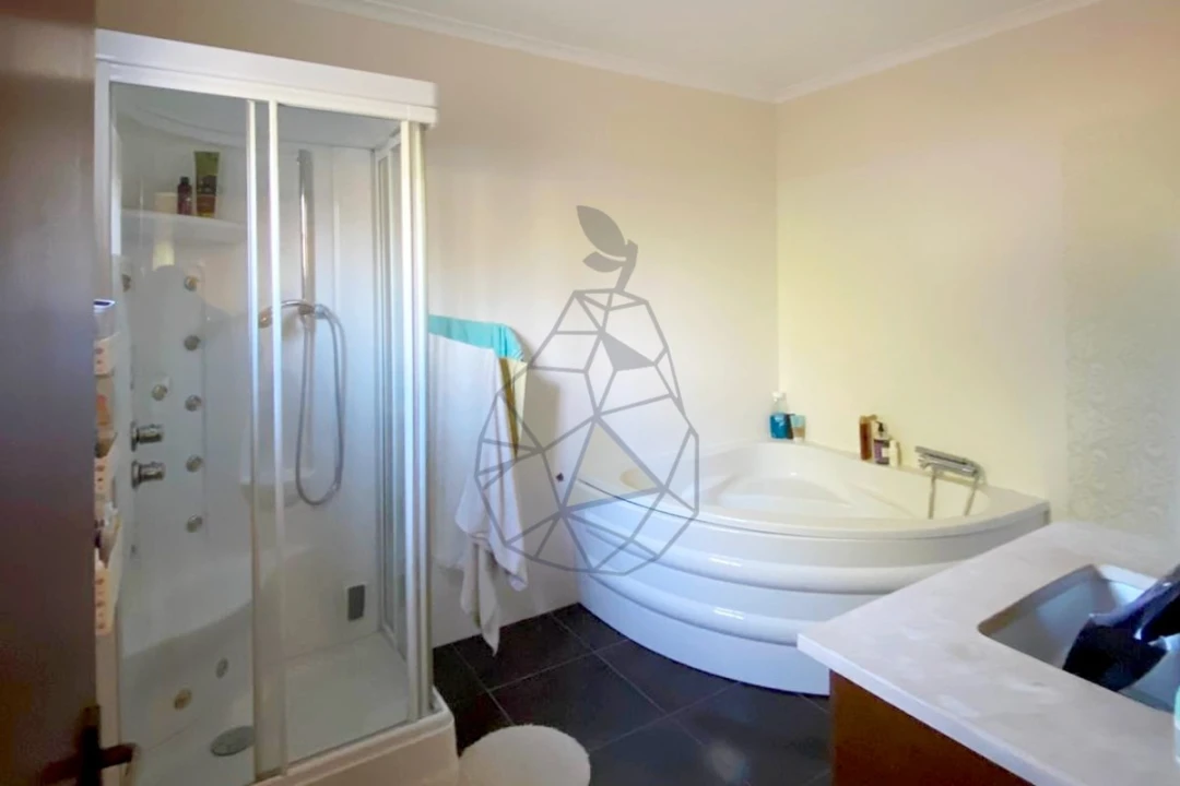 Moradia T5 para Venda em Guia Foto 13