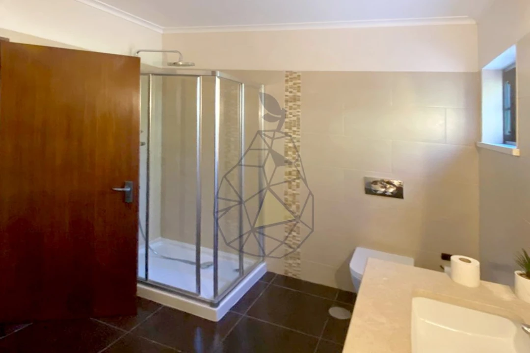 Moradia T5 para Venda em Guia Foto 22