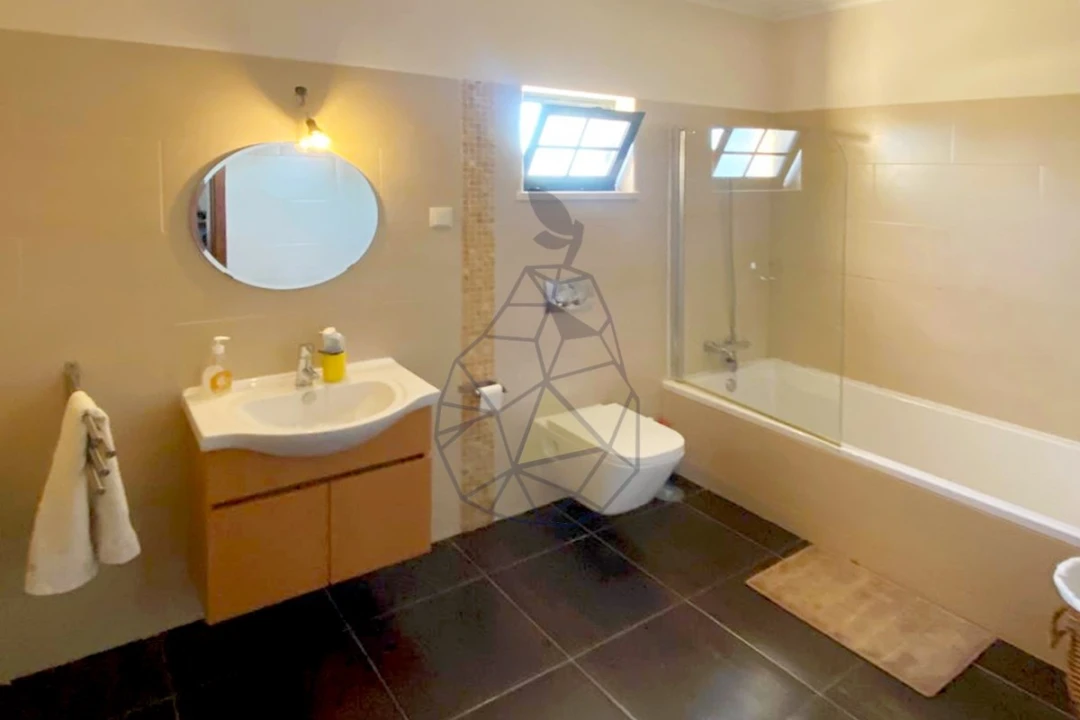 Moradia T5 para Venda em Guia Foto 17