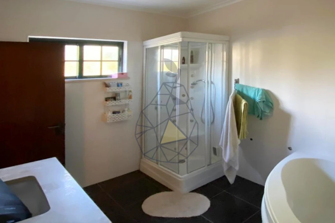 Moradia T5 para Venda em Guia Foto 18