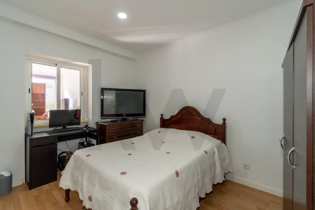 Moradia T2 para Venda em Quelfes Foto 30