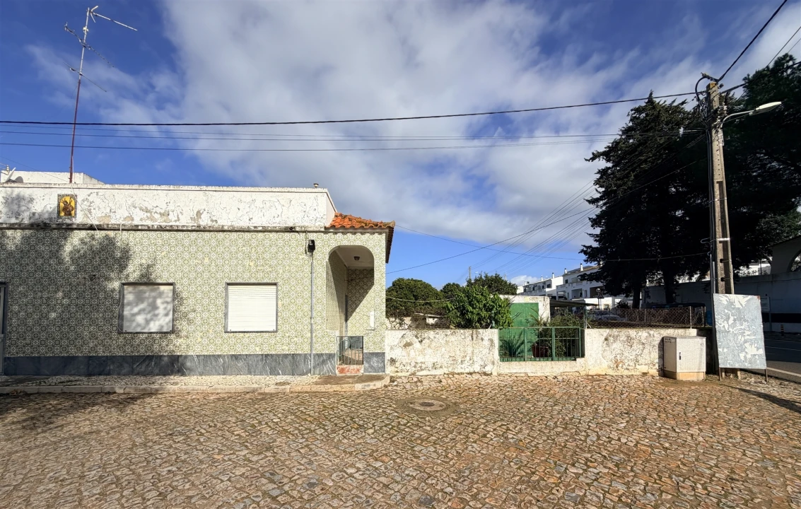 Moradia T1 para Venda em Quelfes Foto 3