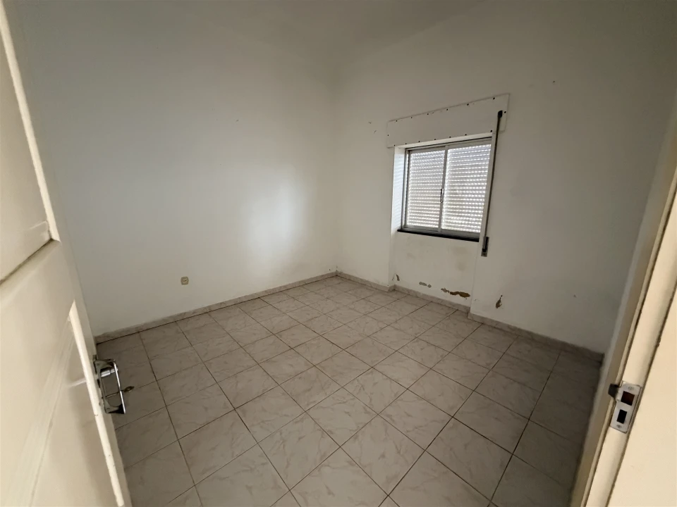 Moradia T1 para Venda em Quelfes Foto 5