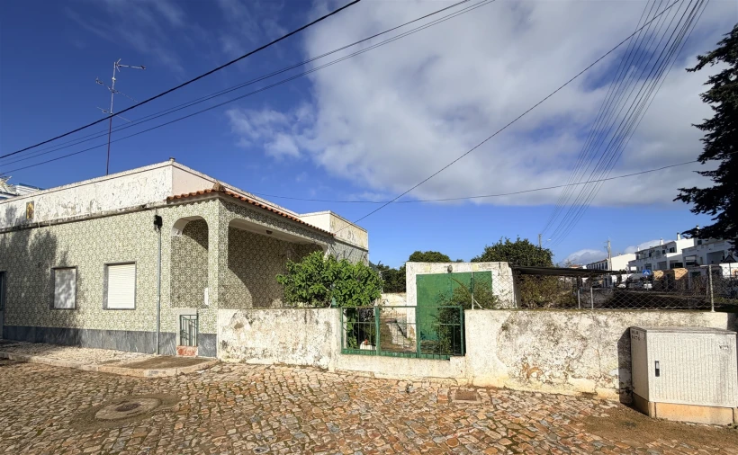 Moradia T1 para Venda em Quelfes Foto 2