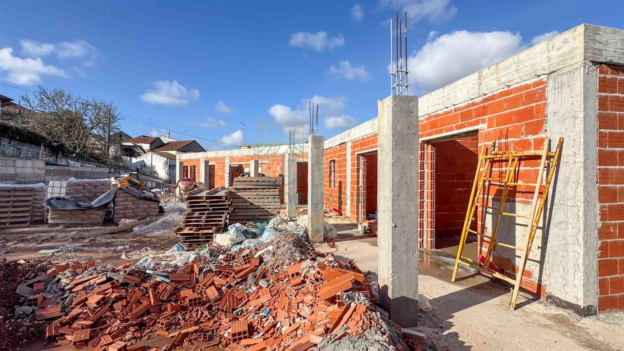 Moradia T3 para Venda em Salir de Matos Foto 4