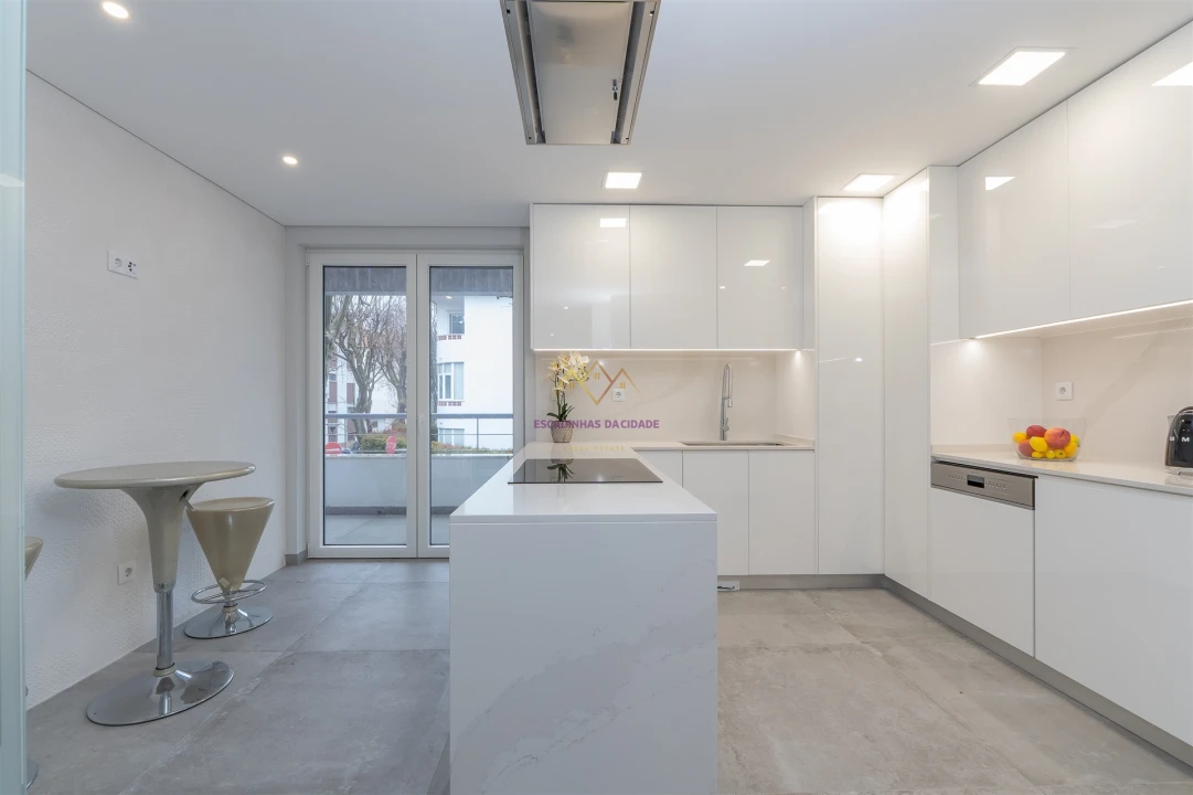 Apartamento T4 para Venda em Carcavelos e Parede Foto 11