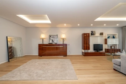Apartamento T4 para Venda em Carcavelos e Parede
