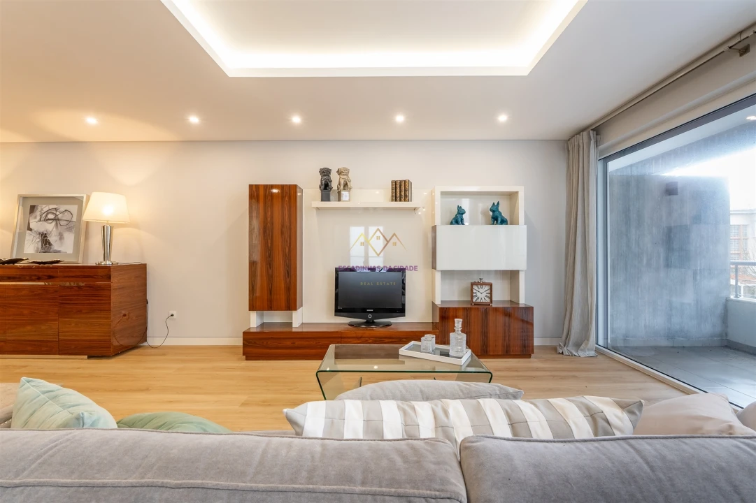 Apartamento T4 para Venda em Carcavelos e Parede Foto 5