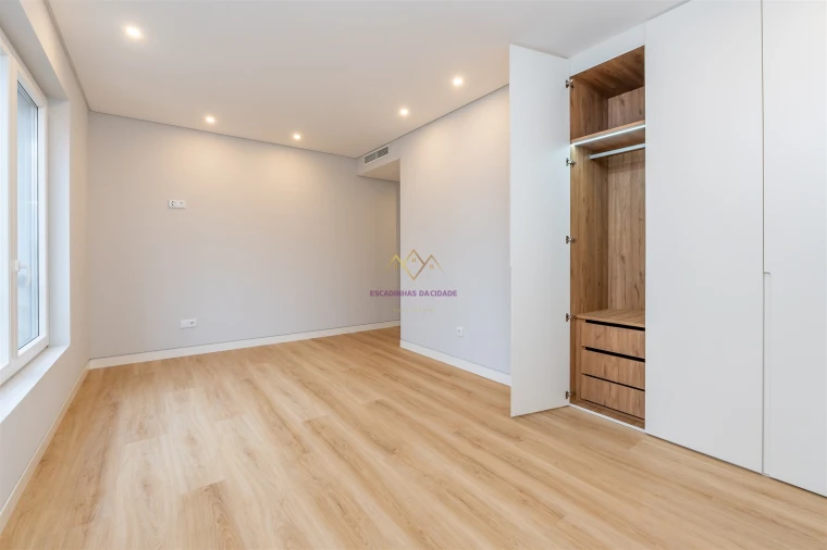 Apartamento T4 para Venda em Carcavelos e Parede Foto 25