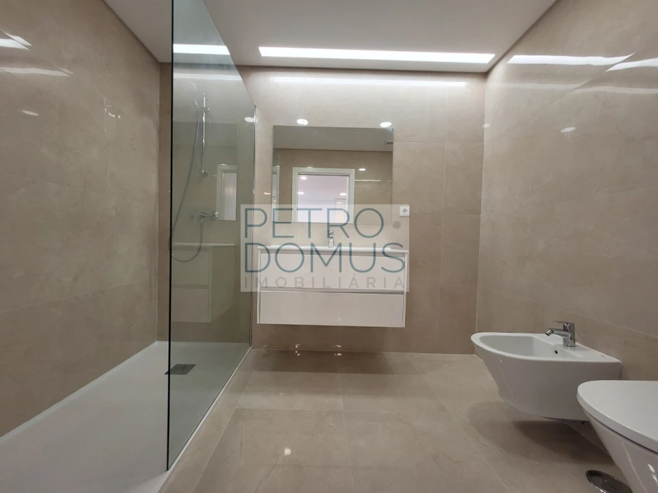 Apartamento T1 para Arrendamento em Campolide Foto 2
