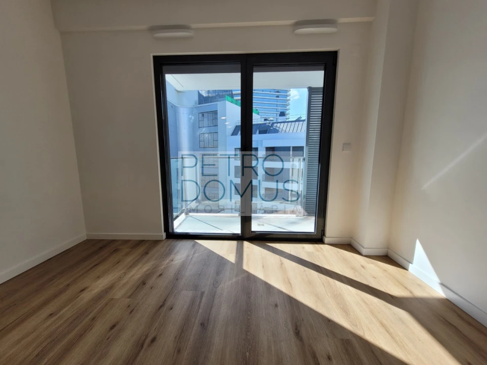 Apartamento T1 para Arrendamento em Campolide Foto 5